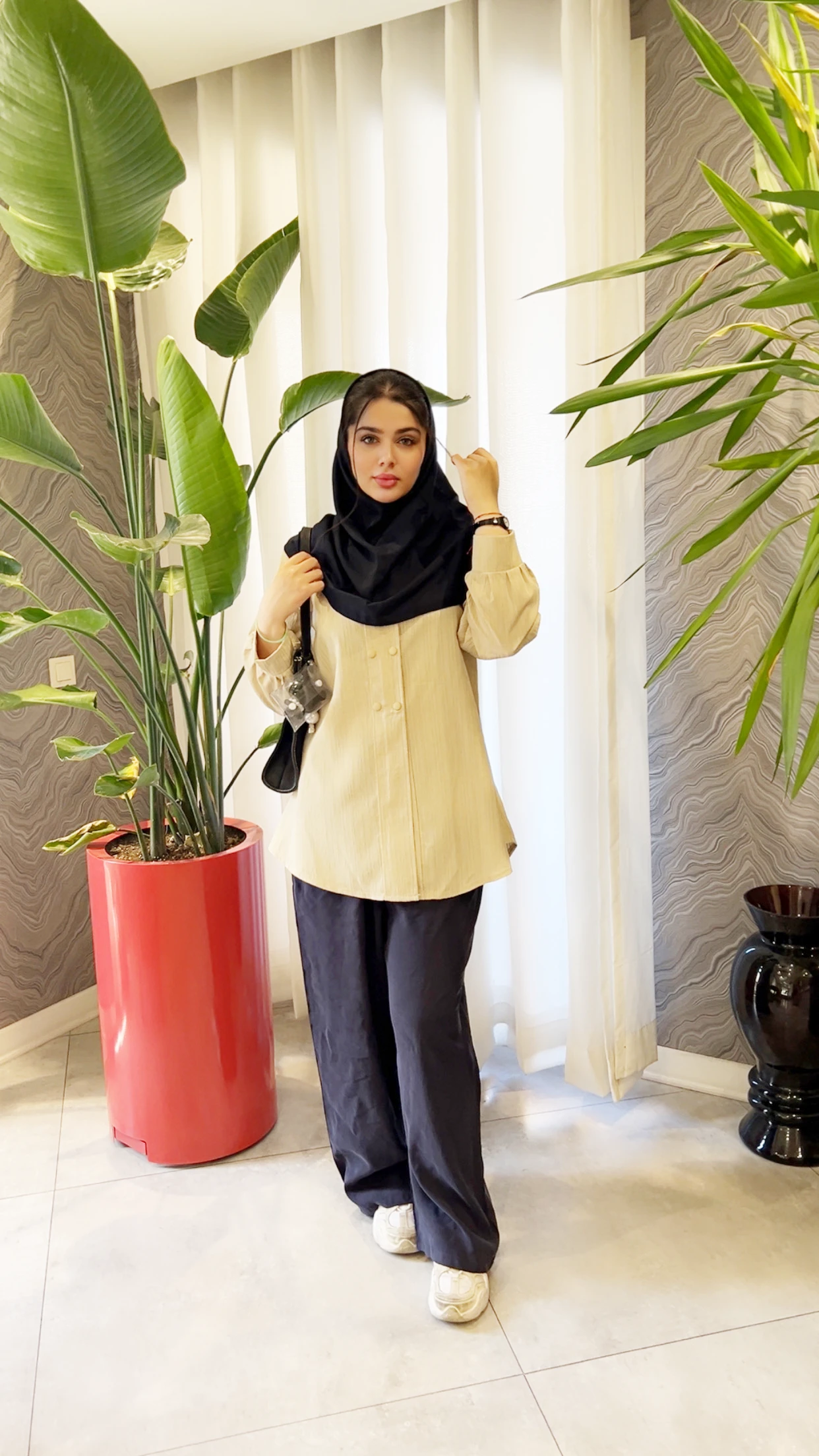 شومیز زنانه مدل ریحانه با پارچه کراش رنگ کرم، یقه ایستاده و تنخور آزاد